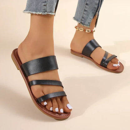 Flache, lässige und bequeme Sandalen